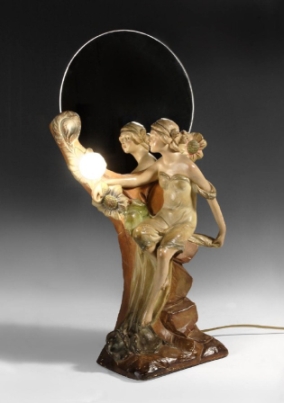 "NOIA DAVANT DEL MIRALL" LÀMPADA DE SOBRETAULA. c.1900.